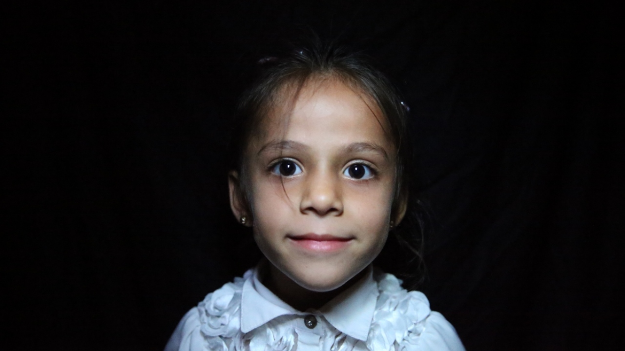 Babasını Hama`da uçaklardan atılan bombalar nedeniyle kaybeden 6 yaşındaki İntizar Mustafa, Reyhanlı Eğitim Köyü`nde eğitimini sürdürüyor.