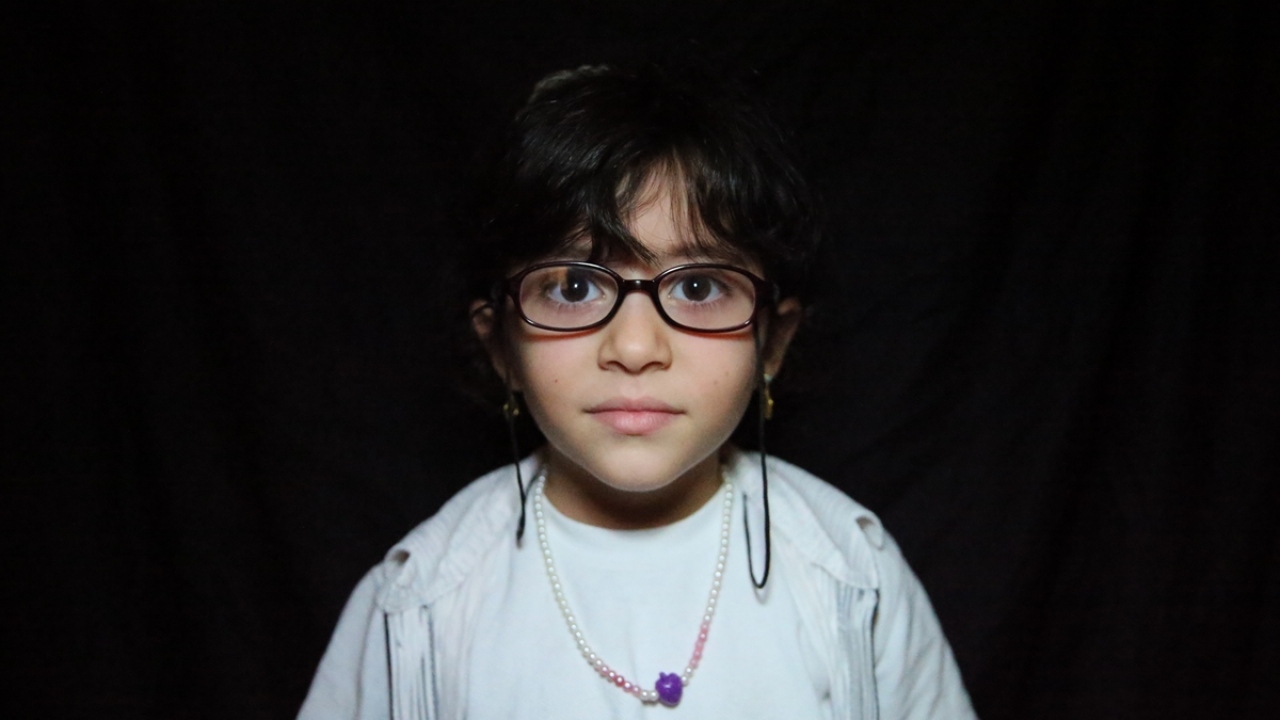 Babasını İdlib`te çatışmalarda kaybeden 5 yaşındaki Delal Aşmut, Reyhanlı Eğitim Köyü`nde eğitimini sürdürüyor.