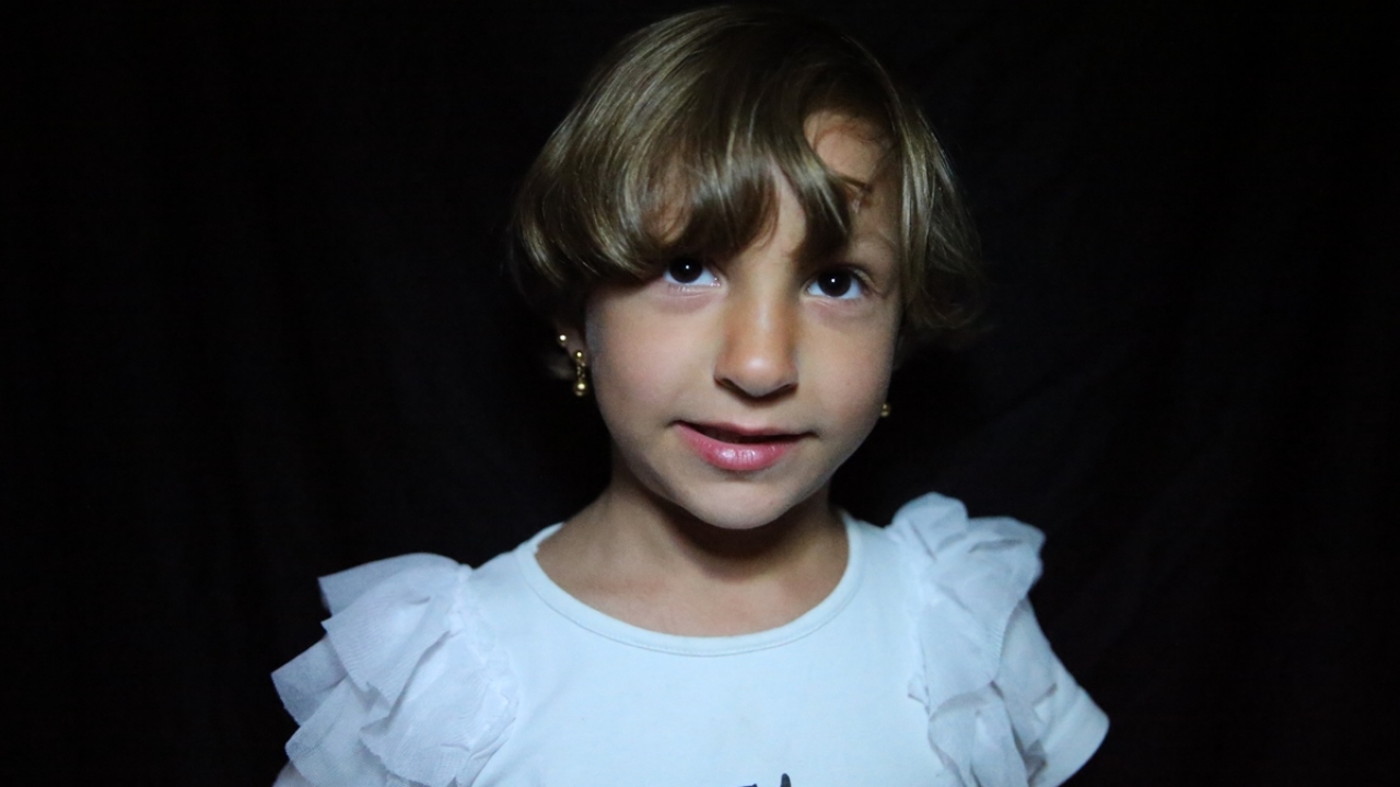 Babasını Halep`te bombalı saldırıda kaybeden 5 yaşındaki İslam Alevi, Reyhanlı Eğitim Köyü`nde eğitimini sürdürüyor.