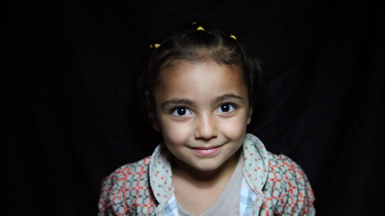 Babasını Hama`da kaybeden 5 yaşındaki Emel İbrahim, Reyhanlı Eğitim Köyü`nde eğitimini sürdürüyor.