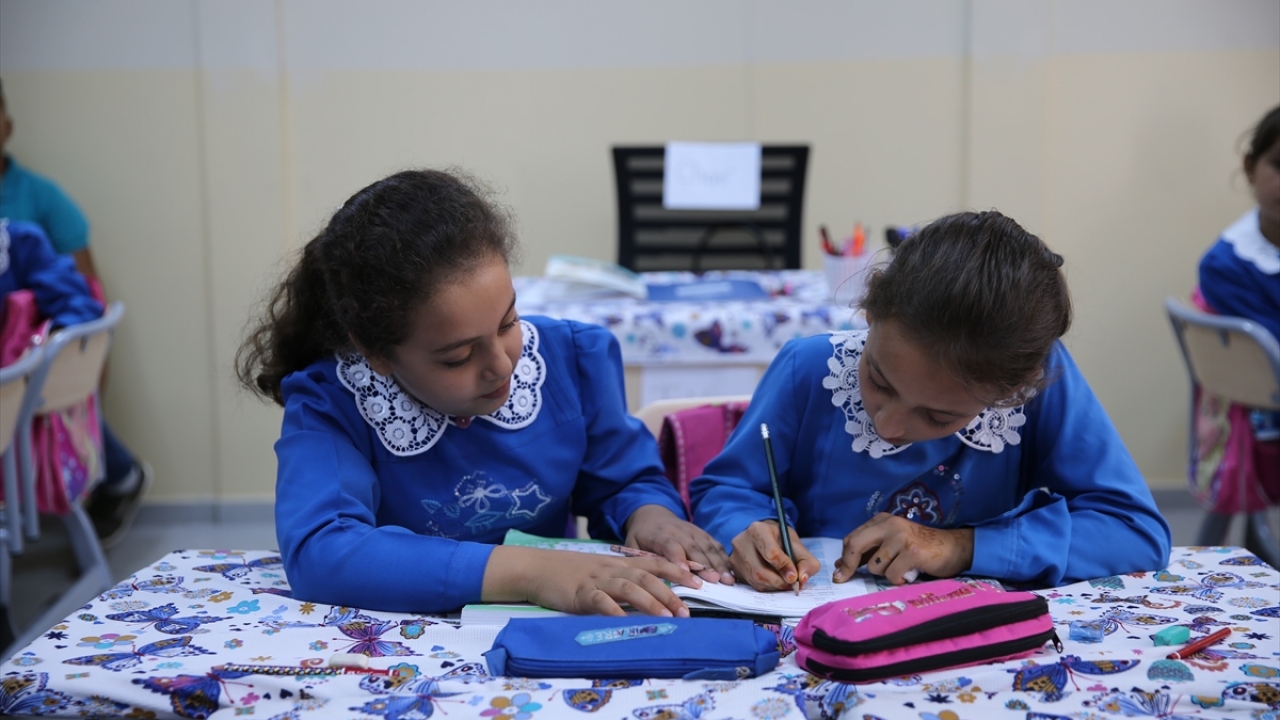 Geçici eğitim merkezi ile Milli Eğitim Müdürlüğüne bağlı okullar ve Reyhanlı Eğitim Köyü`nde eğitimlerine devam eden çocuklar, öğretmenleri sayesinde geleceğe hazırlanıyor.