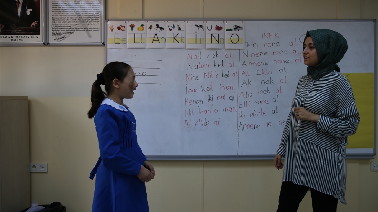 Yaşadıkları acı dolu günleri unutamayan Suriyeli yaralı ve yetim kız çocukları, yarım kalan eğitimlerini Türkiye`de sürdürüyor. 