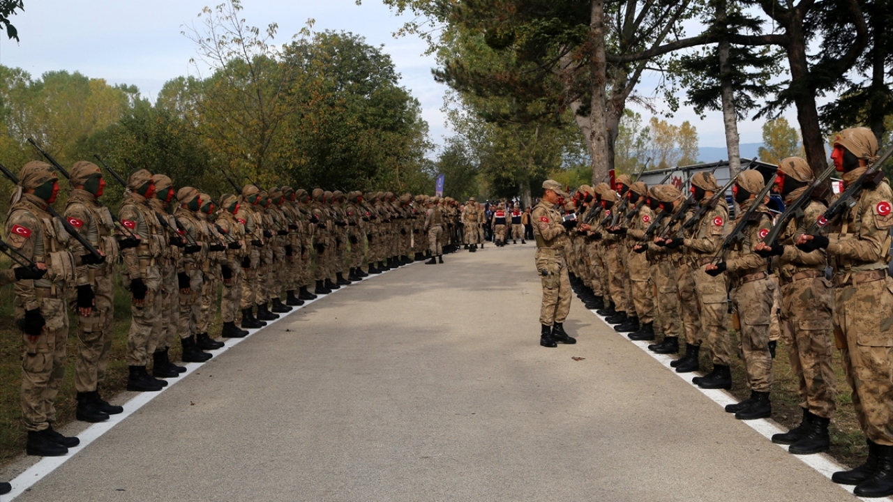 Saygı duruşunda bulunulması ve İstiklal Marşı`nın okunmasının ardından uzman erbaşlar, Türk bayrağı ve sancağın önünde silaha el basarak yemin etti.