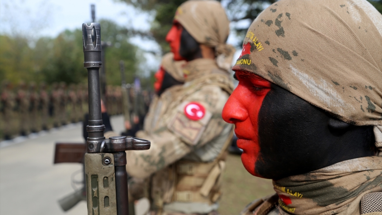2. Jandarma Eğitim Tugay Komutanı Tuğgeneral Recep Yalçınkaya, yaptığı konuşmada, uzman erbaş adaylarının omuz omuza yemin ettiğini söyledi.