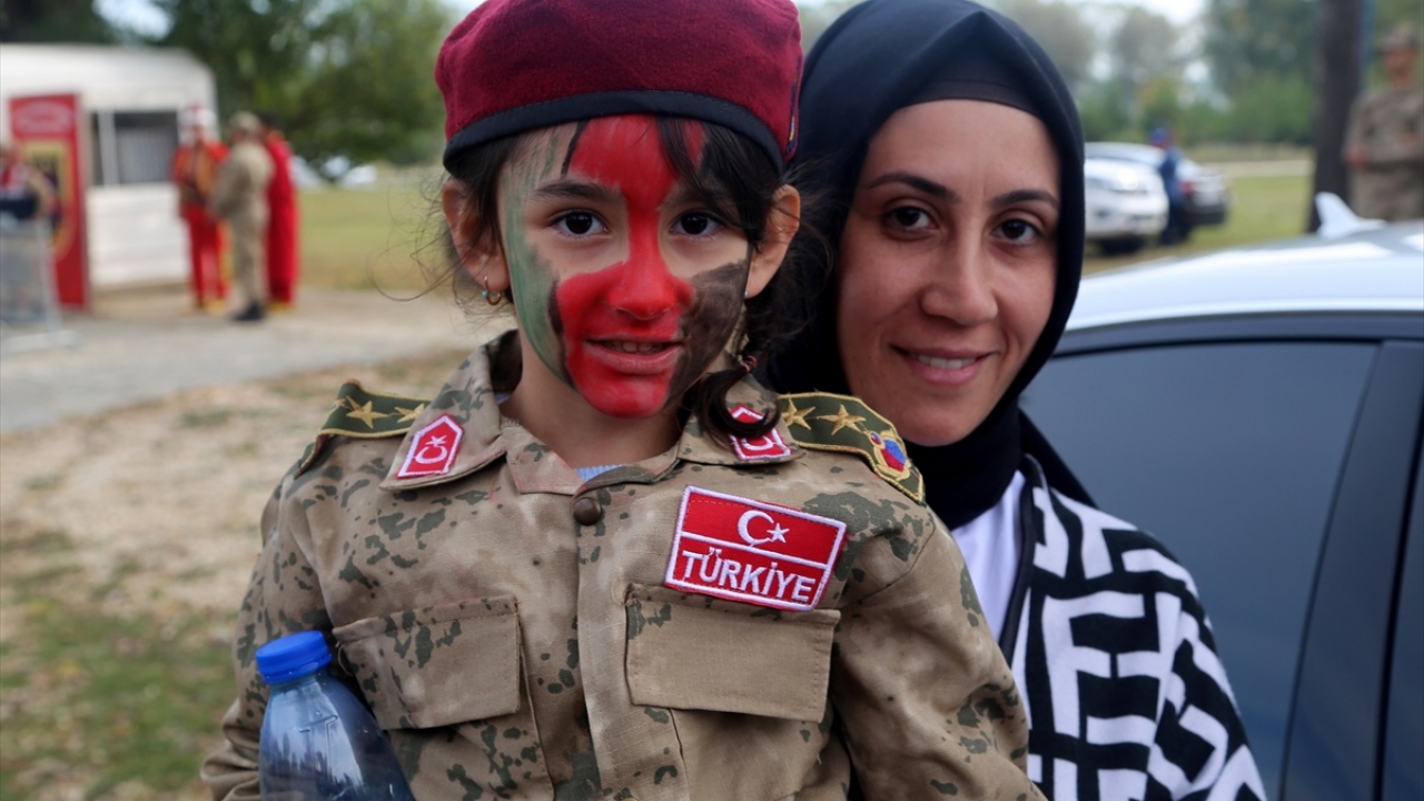 Tören geçişinin ardından uzman erbaşlar, aileleriyle özlem giderdi.