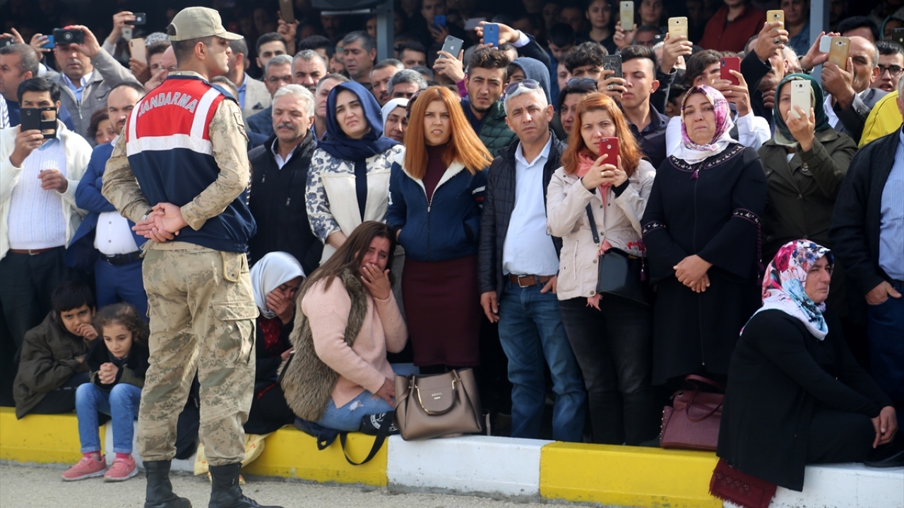 Ailelere seslenen Yalçınkaya, "Kıymetli aileler, büyük fedakarlıkla yetiştirip bizlere emanet ettiğiniz evlatlarınız, burada her türlü göreve hazır bir eğitimden geçmektedir." diye konuştu.
