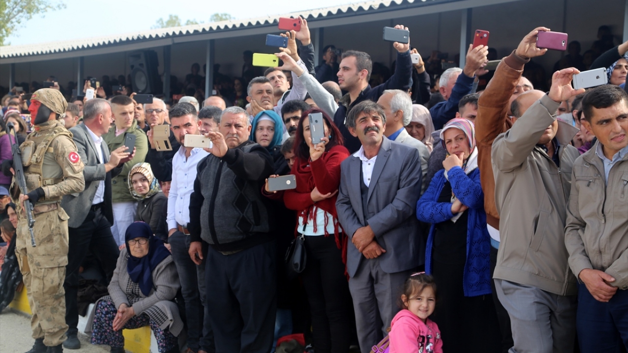 Jandarma Marşı`nın okunmasının ardından Jandarma Mehteran Birliği`nin gösterisi, ailelerden yoğun alkış aldı. 