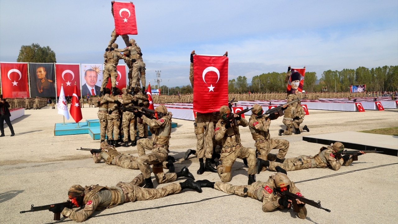 Törende uzman erbaşların sunduğu tüfekli hareketler ile göğüs göğüse muharebe tekniği gösterileri, katılımcılar tarafından ilgiyle izlendi. Gösterinin sonunda askerlerin kule oluşturarak Türk bayrağını açması da alkış aldı. 
