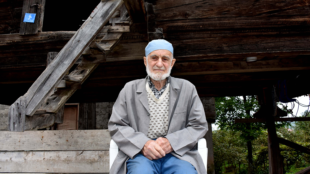 Yomra ilçesine bağlı Yenice Mahallesi`nde yaşayan Çalık, yaşının getirdiği zorlukların yanı sıra hayat şartlarıyla da başa çıkarak, bahçe işleriyle uğraşıyor, odun topluyor, hayvanlarıyla ilgileniyor.