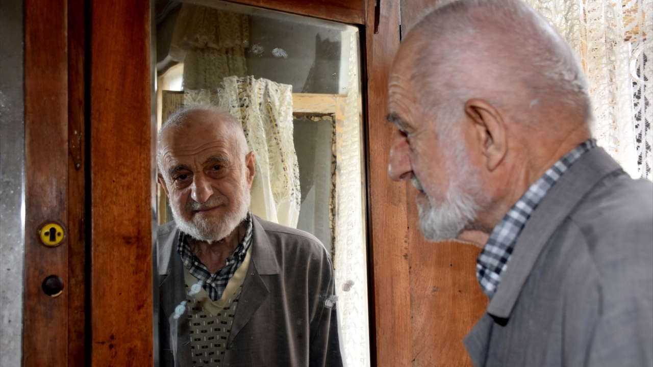Çalık, sabah ezanıyla yataktan kalkarak güne başlarken, sağlıklı yaşamaya özen gösteriyor.