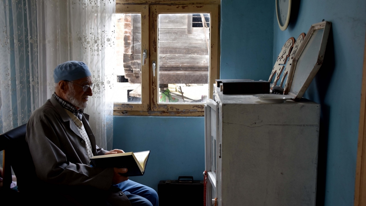 Doğum yaşının 93 olduğunu söyleyen Çalık, 9 çocuğu, 23 torunu ve 29 da torununun çocuğunun olduğunu söyledi.