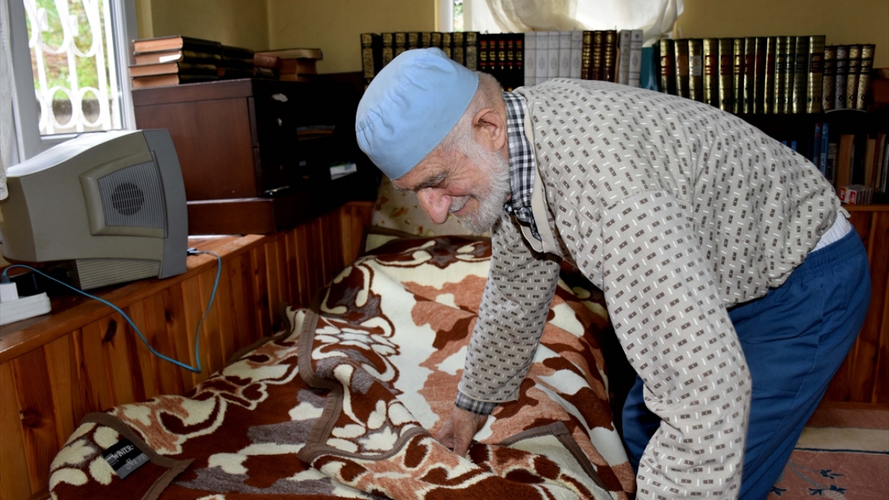 Çalık, 1952 yılında evlendiği eşinin 2004 yılında vefat ettiğini belirterek, "40 yıl bana arkadaşlık yaptı. Benim için yalnızlık zor olmadı. Gurbette yalnız çok çalıştım. O nedenle yalnız yaşamaya alıştım. Kendi işlerimi kendim yaparım, alışkınım." dedi.