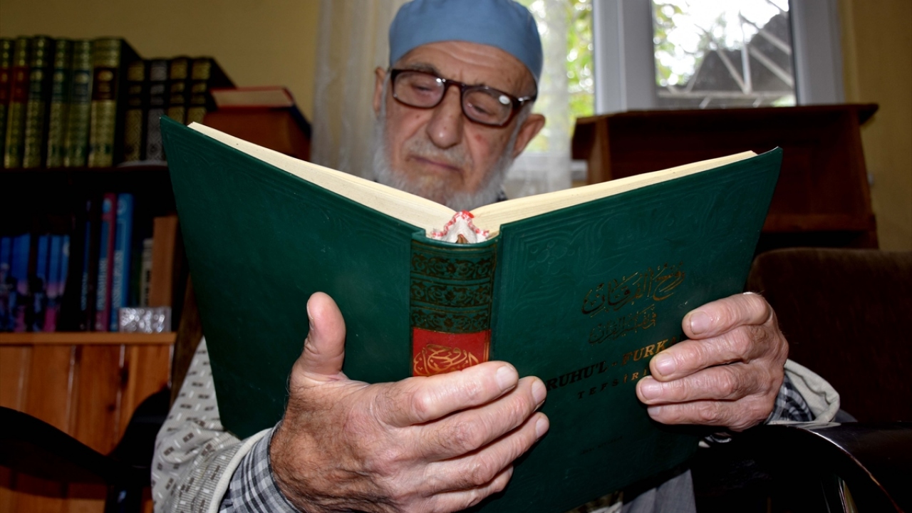 İnsanın yaşlandığı zaman duyu organlarının çok iyi çalışmadığını söyleyen Çalık, kulağının ağır işittiğini, gözlerinin de fındık seçerken çok iyi görmediği ancak Kur`an-ı Kerim okurken hiçbir sorun yaşamadığını ifade etti.