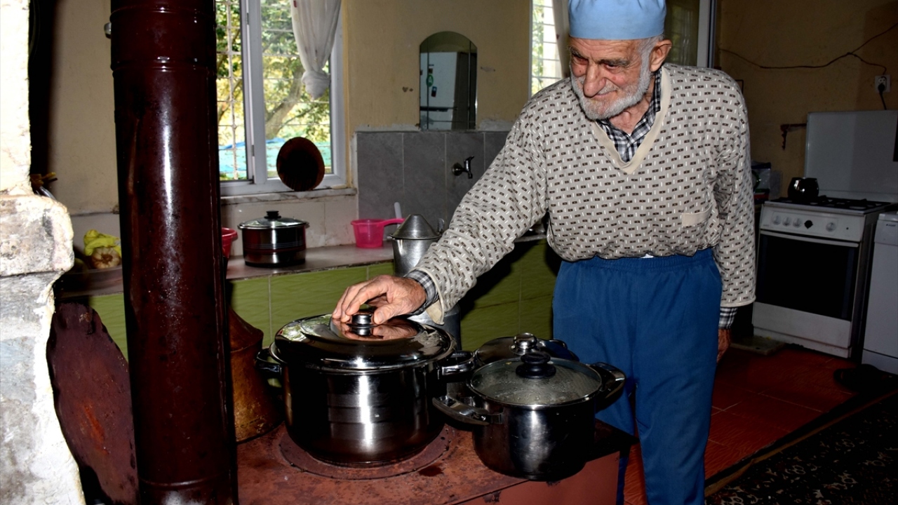 Sabah namazıyla kalktığını, odun keserek, sobayı yakmak için hazırlık yaptığını anlatan Çalık, "Çorbamı yemeğimi ben yaparım. Fazla yapmam. Yeteri kadar yapar yerim. Taze yemekten fayda görürüm." diye konuştu.