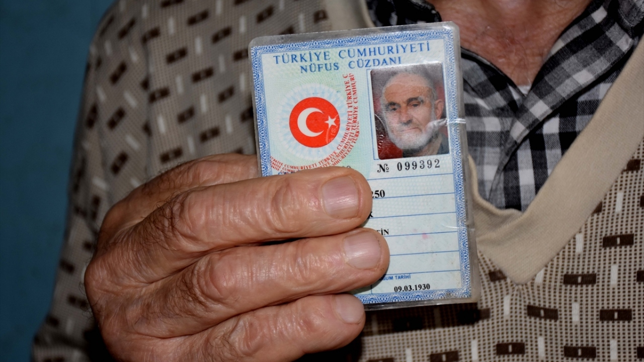 "Cemalettin amca fındık sezonu hariç camiye gelir." diyen Korkmaz, "Camide hutbenin kenarında bir yeri vardır. Namazını kılar, Kur`an-ı Kerim`ini okur. Zaten yıllar önce de camide imamlık da yapmış." şeklinde konuştu.