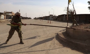 Suriye Milli Ordusu Tel Halef köyündeki terör örgütü paçavralarını indirdi