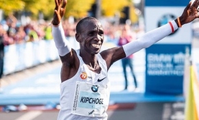 Eliud Kipchoge'den tarihi rekor