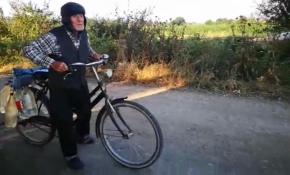 Vatan sevgisi ile gündem olan Nurettin dedeye Türk bayrağı hediye edildi