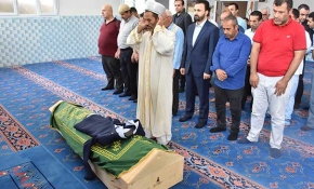 Terör saldırısında hayatını kaybeden TRT Kurdi çalışanının babası toprağa verildi