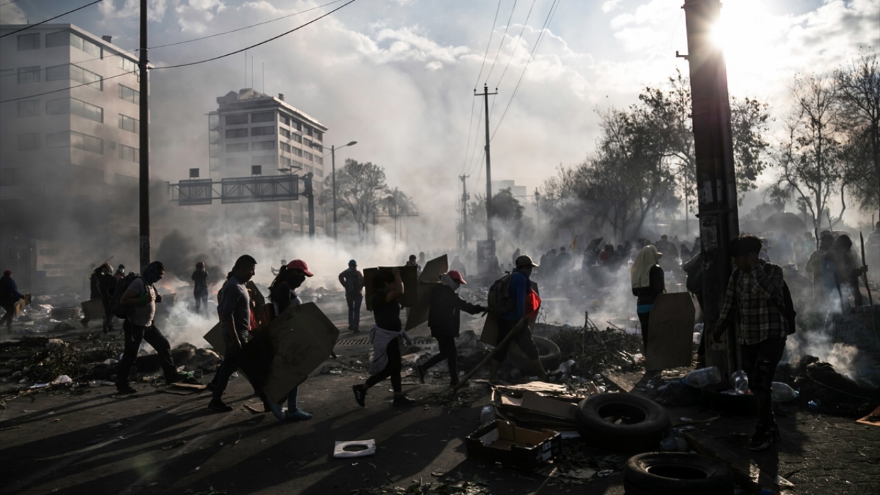 Sokağa çıkma yasağı ile birlikte askerin birçok mahallesinde kontrolü sağladığı kentte, protestocular ve güvenlik güçleri arasında hala arbede yaşanıyor.
