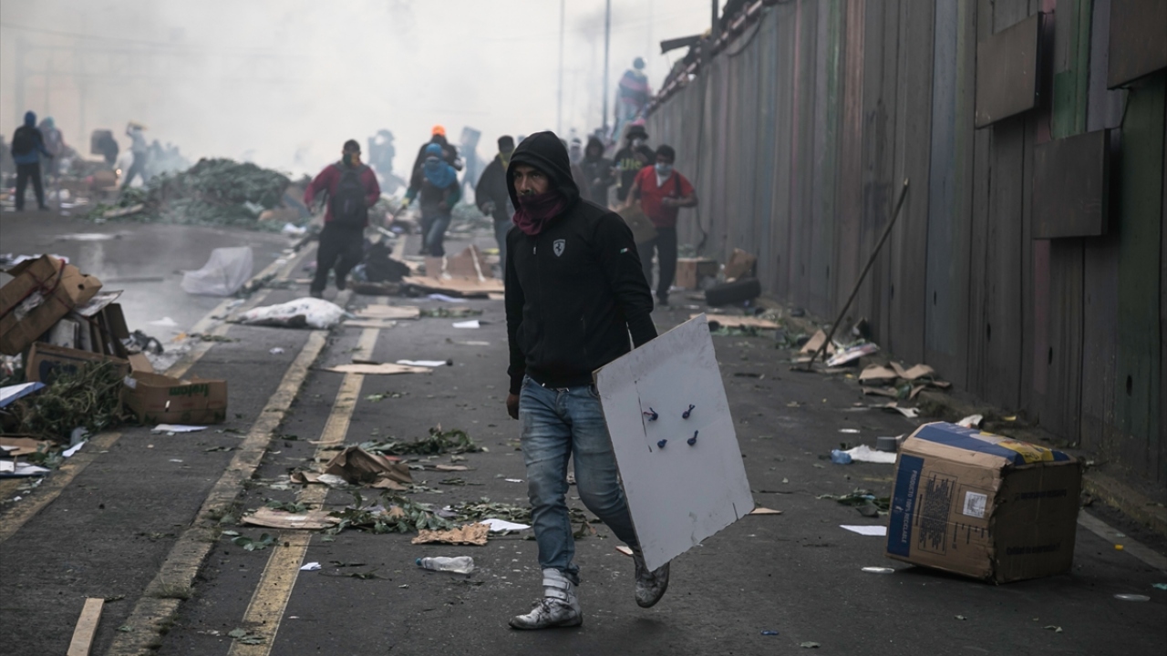 Sosyal medyada yapılan paylaşımlarda, halkın kentin birçok bölgesinde tencere ve tavalara vurarak Devlet Başkanı Lenin Moreno karşısında tepki verdiği görülüyor.