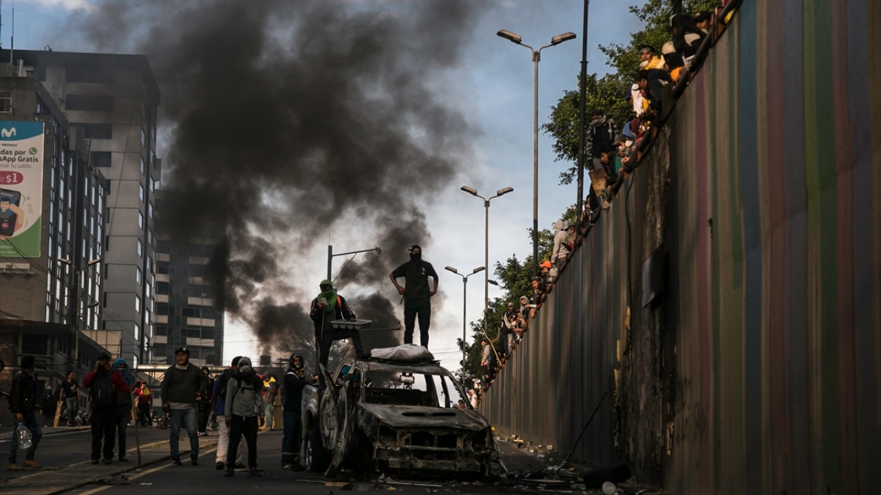 Kamu binaları ve yüksek yapılara keskin nişancılar yerleştirildiği dikkat çeken görüntülere, askeri bir aracın protestocuları ezdiği ve bir göstericinin de kafasından vurulduğu anlar yansıdı.
