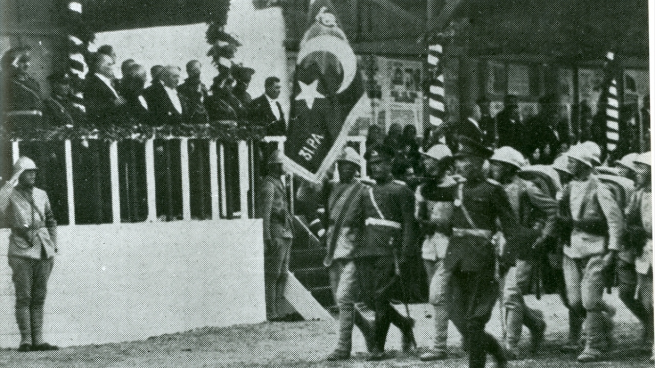 Hipodromda Cumhuriyet Bayramı dolayısıyla düzenlenen törende 31. Piyade Alayı Gazi Mustafa Kemal Atatürk`ü selamlıyor.