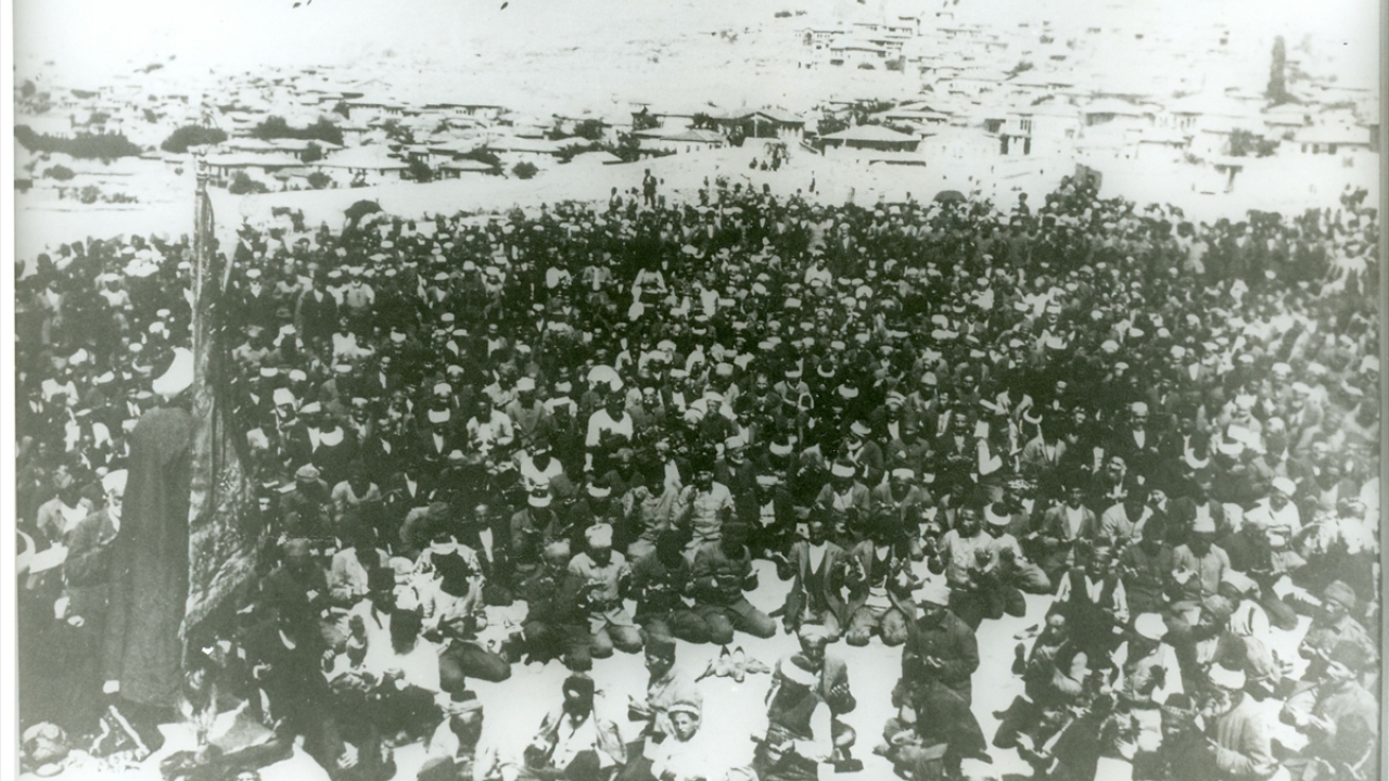 Fotoğrafın üstünde Osmanlı Türkçesi ile " Ankara namazgahında cemaat namazı eda ederken" yazılı.