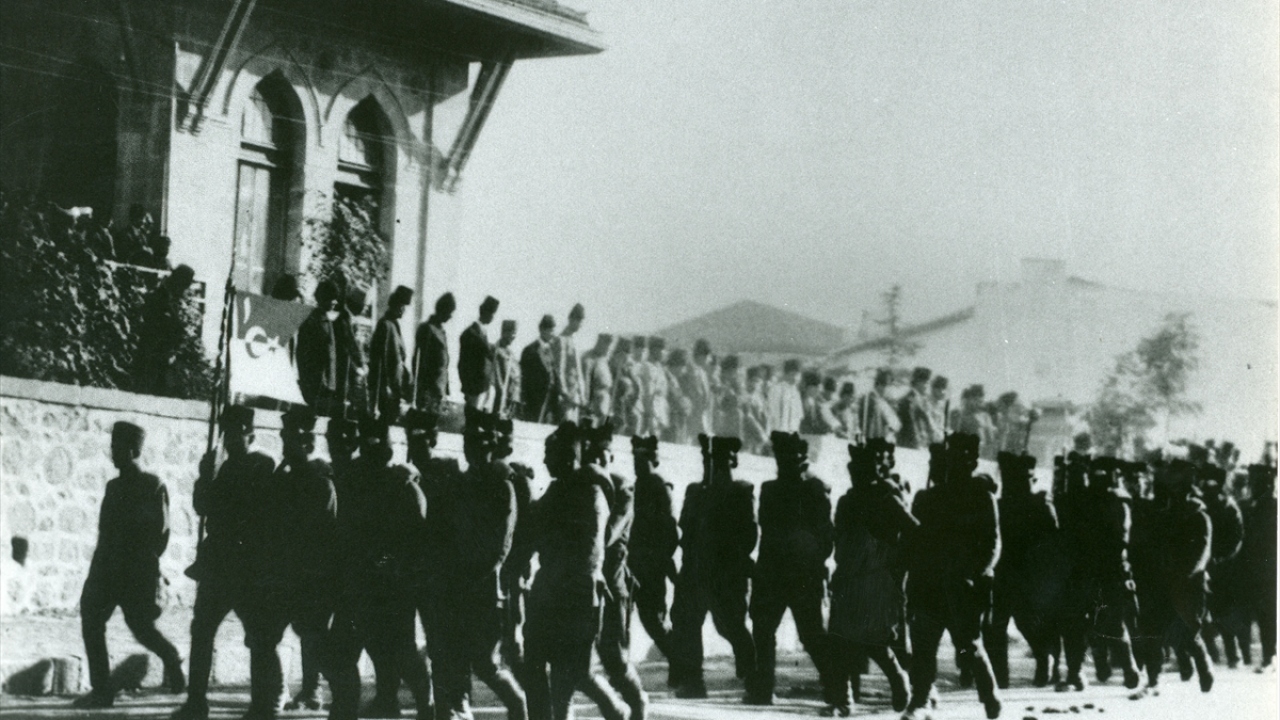 Fotoğrafta, 25 Ekim 1922 tarihli fotoğrafta Fransızların Antep`i boşaltarak terk etmeleri üzerine, Ankara`da I. TBMM binası önünde 25 Aralık 1922 tarihinde yapılan askeri geçit töreni görülüyor.
