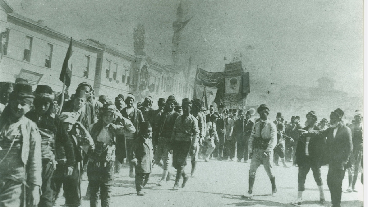 Fotoğrafta, Büyük Zafer`den sonra Ekim 1922`de Ankara`ya dönen Gazi Mustafa Kemal Atatürk`ü karşılamak için bekleyen halk ve esnaf temsilcileri görülüyor.