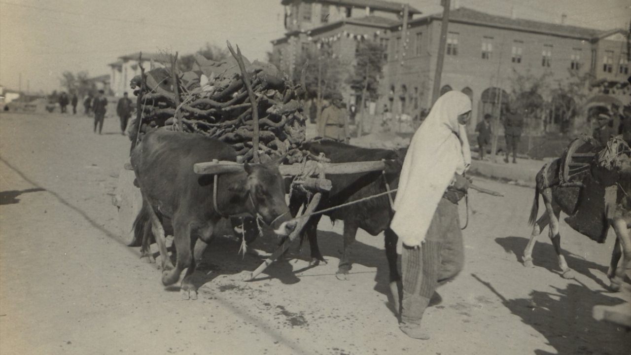 Fotoğrafta, 1925`de Ulus Meydanı`nda Taşhan önünde kağnı arabasıyla, odun taşıyan bir kadın görülüyor.