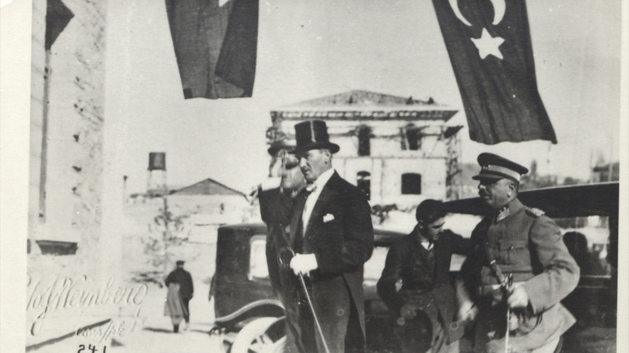 Fotoğrafta, II.TBMM`ye Atatürk`ün gelişi görülüyor.