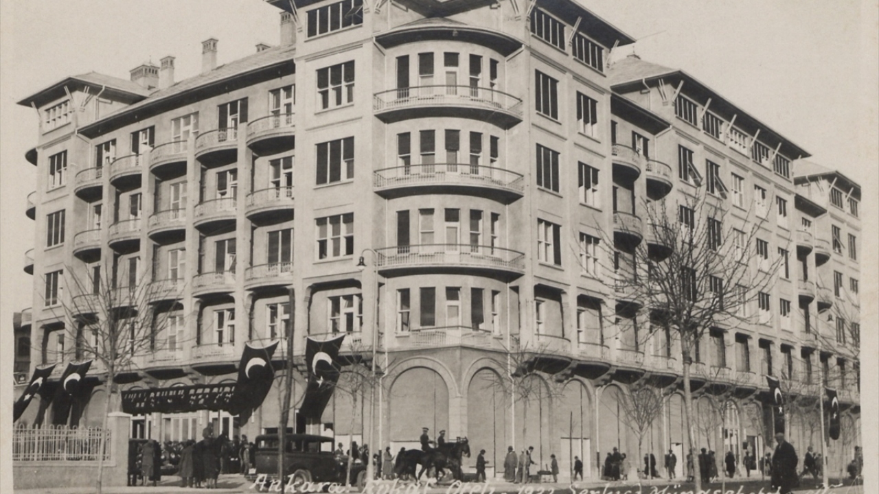 Fotoğrafta, Başkentin en önemli simgelerinden bugün Devlet Tiyatroları binası olan Evkaf Apartmanı görülüyor.