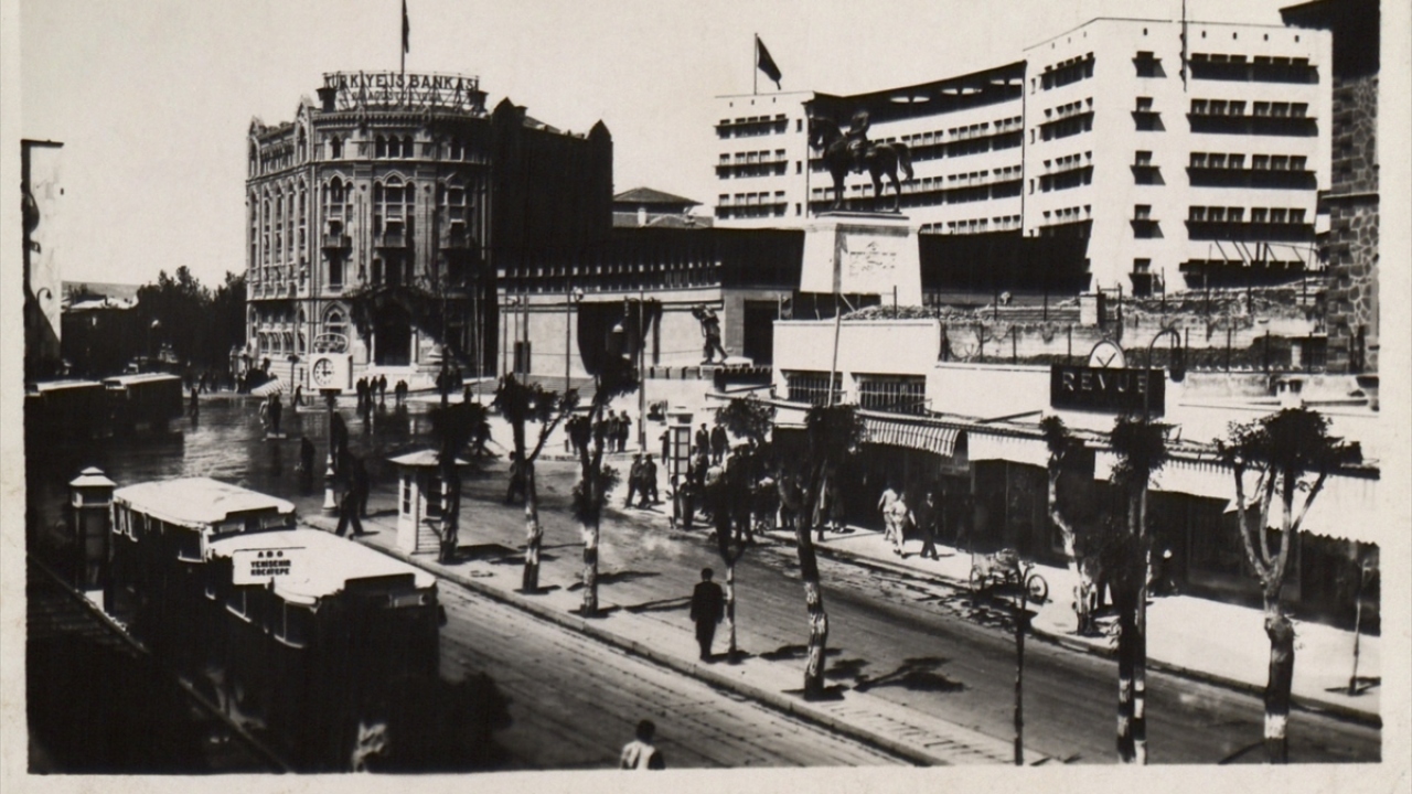 Fotoğrafta, 1941 yılında Bankalar Caddesi`nden Ulus Meydanı, Zafer Anıtı, Türkiye İş Bankası ve Sümerbank görülüyor.