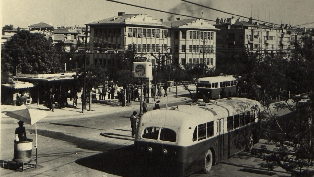 Kızılay binasının bahçesi de park olarak düzenlenerek Kızılay Parkı adını aldı. Kızılay Parkı uzun yıllar Ankaralıların dinlenme mekanı oldu.
