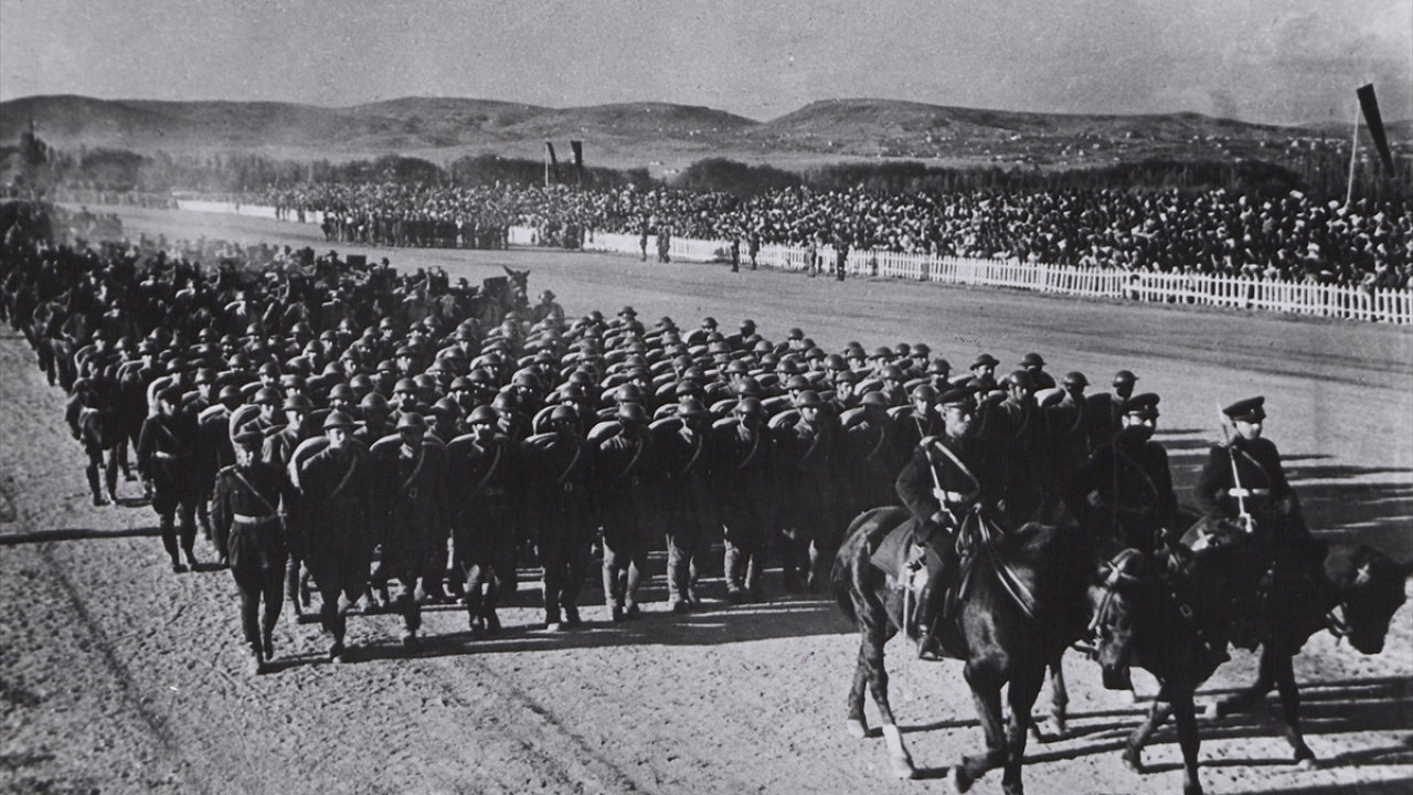 Fotoğrafta, Hipodrom`da düzenlenen bir törende atlı ve yaya askerlerin resmi geçit töreni görülüyor.
