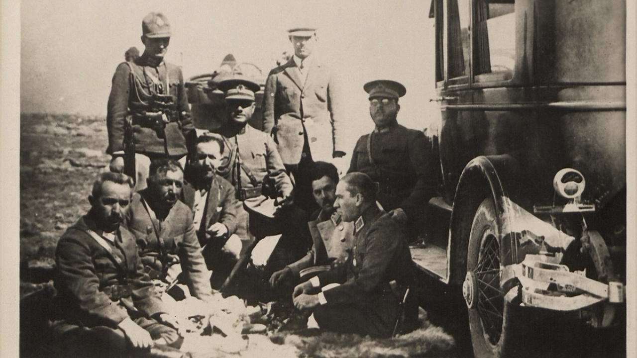Fotoğrafta, Ankara Garnizonu`nun 1926`da düzenlediği tatbikatta verilen molada Mustafa Kemal Atatürk, İsmet İnönü, Kazım Özalp, Fahrettin Altay ve Saffet Arıkan yemek yerken görülüyor.