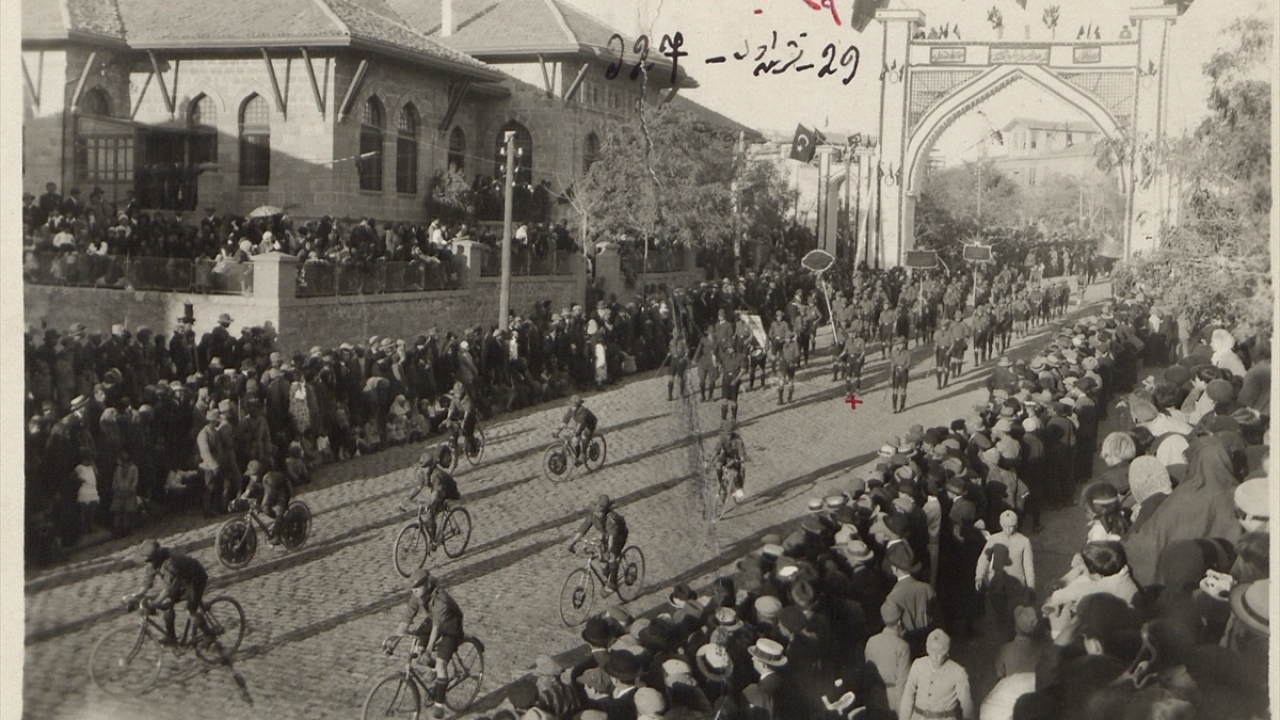 Fotoğrafta, 1928 yılında TBMM önünde Cumhuriyet Bayramı dolayısıyla düzenlenen resmi geçit töreninden bir kare görülüyor.