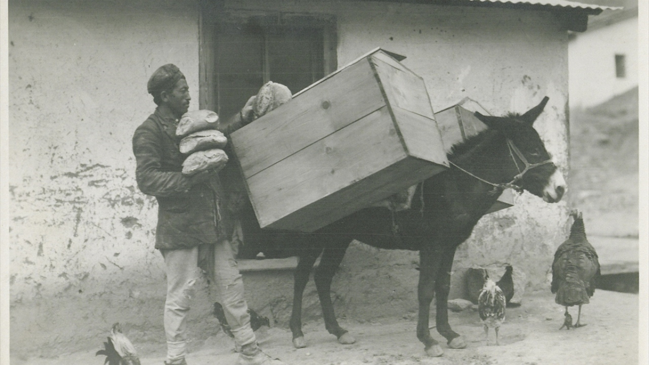 Fotoğrafta, Ankara Kalesi`nde seyyar ekmekçi görülüyor.