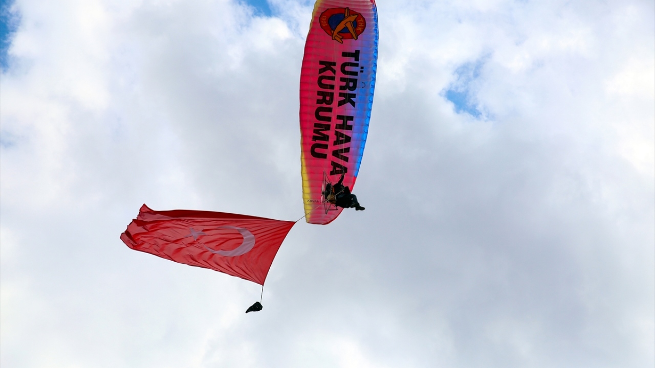THK Eğitmeni Ali Zaimoğlu, kullandığı paramotordan dev Türk bayrağı açarak Ağrı Dağı eteklerinde gösteri yaptı.