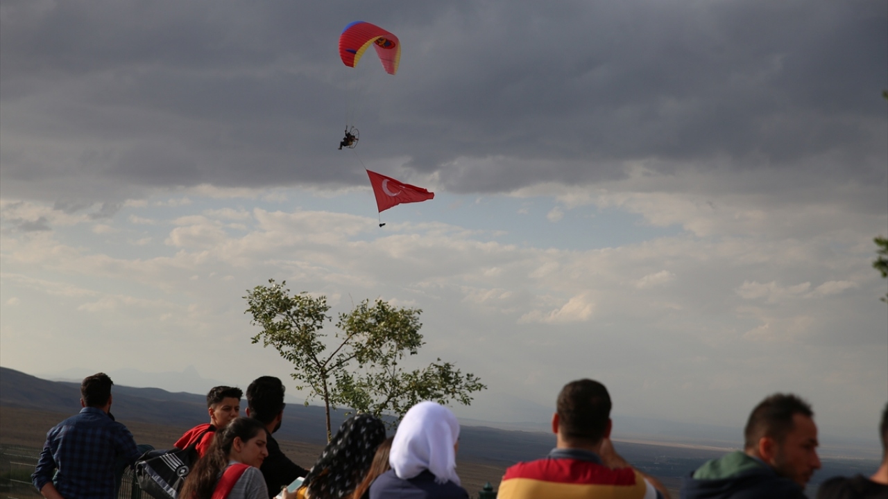 Vatandaşlar, daha sonra kentin semalarında tur atan Zaimoğlu`nun gösterisini ilgiyle izledi.