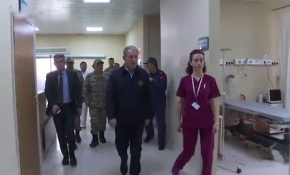 Milli Savunma Bakanı Akar'dan yaralı askerlere ziyaret