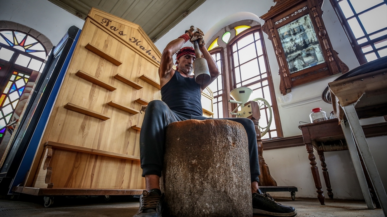 Sarımsak taşından duvarları ve yüksek camlı pencereleriyle asırlık kahvehane...