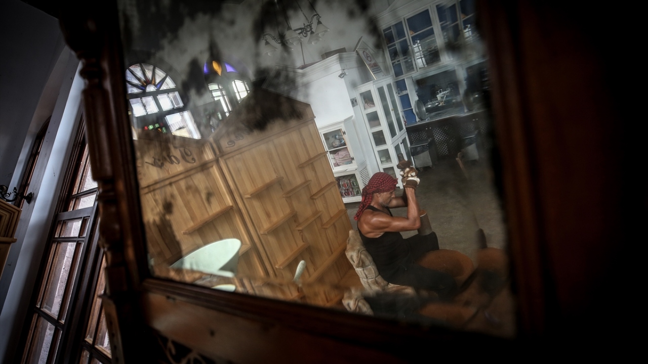 Cunda Adası`ndaki kahveci, ziyaretçilerini yıllardır aynı dibek taşında dövülen kahvenin kokusuyla karşılıyor.