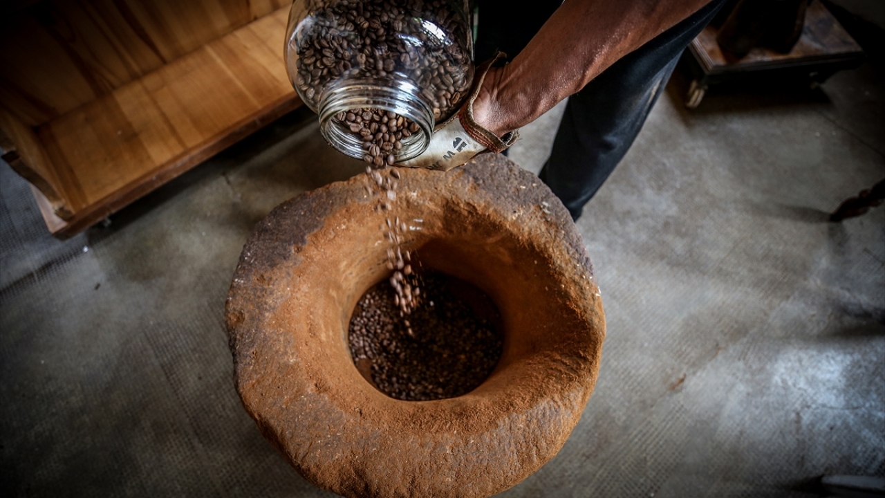 Kahve, elenerek pişirildiği pirinç cezvelerde kıvamı ve lezzetiyle müşterilerinin damaklarını tatlandırıyor.