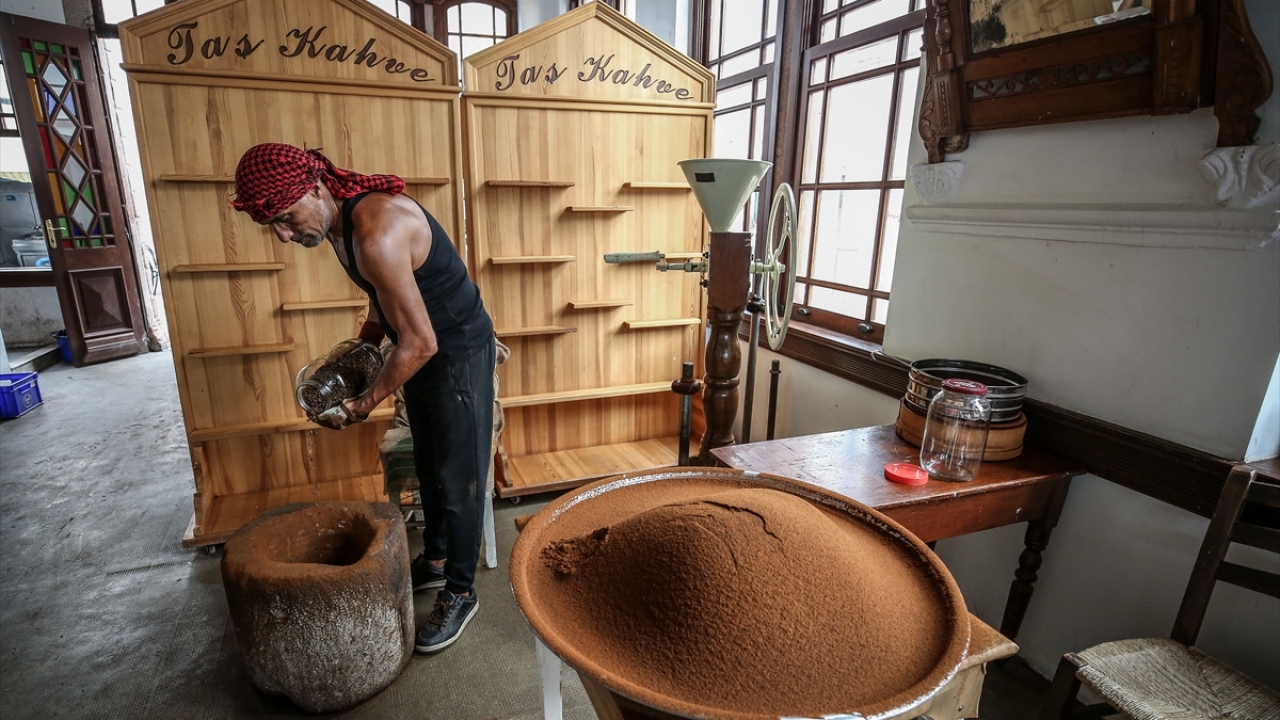 Kahvehanenin üçüncü kuşak sahibi ve işletmecisi Hüseyin Barış, dedelerinden kalma kahvehaneyi aile olarak yaklaşık 100 senedir işlettiklerini söyledi.