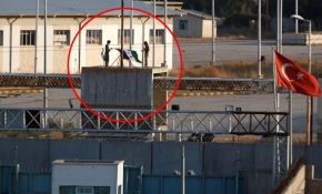 Tel Abyad'daki gümrük kapısına Suriye Milli Ordusu bayrağı çekildi