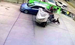 Çalışır vaziyetteki motosiklet park halindeki araca çarptı