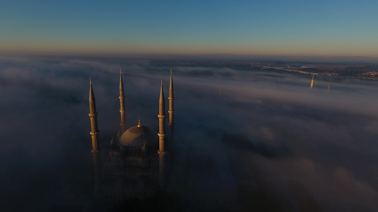 Edirne`de etkili olan sis, Selimiye Camisi`nde güzel görüntü oluşturdu.