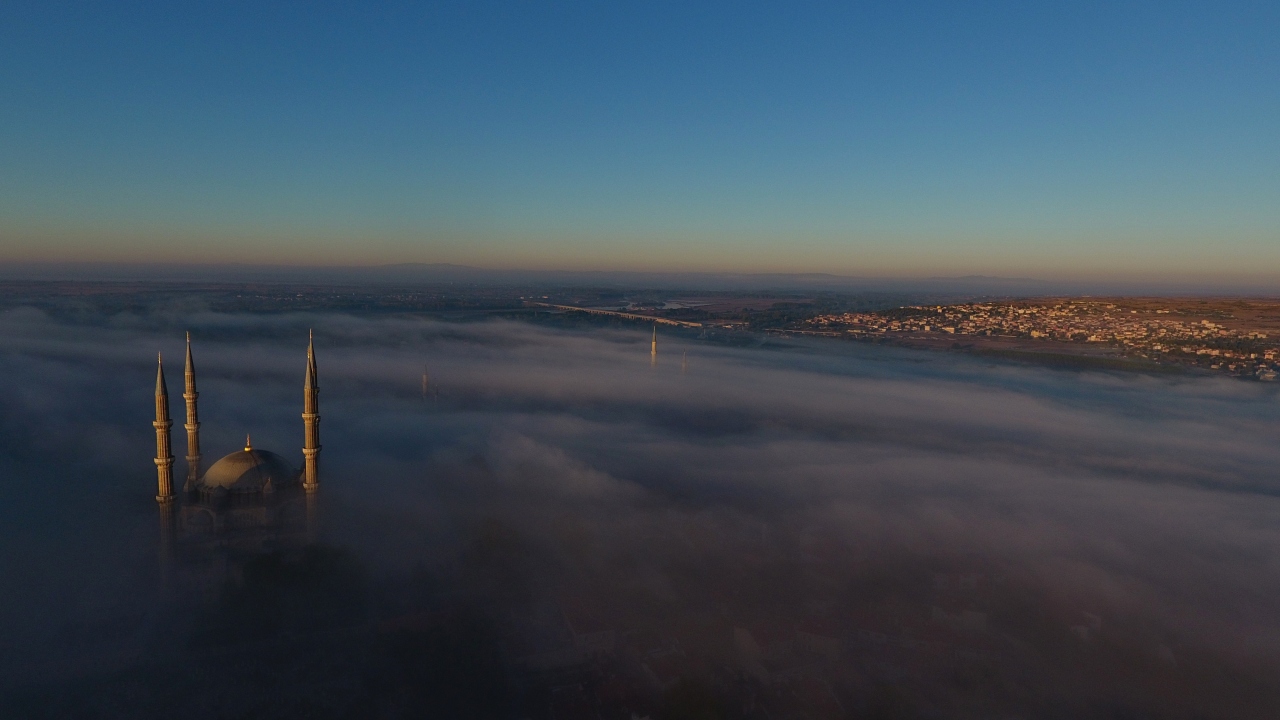 Kentin yüksek kesimlerinde sabaha karşı sis etkili oldu.